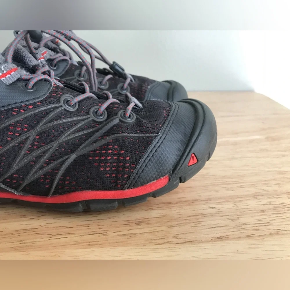 Keen Waterproof Shoes Big Kids Size: US 2 EUR 34 CM 21